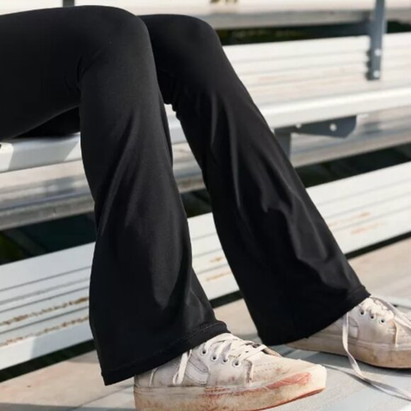 NWT OFFLINE By Aerie Real Me High Waisted Crossover Flare Legging Black Medium - Picture 2 of 7